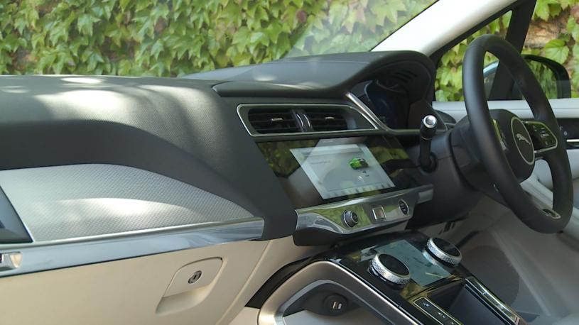 3411096 294kW EV400 R-Dynamic HSE Black 90kWh 5dr Auto