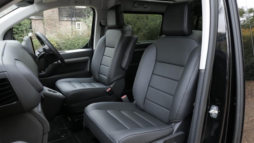 3942676 100kW Active Long [8 Seat] 75kWh 5dr Auto