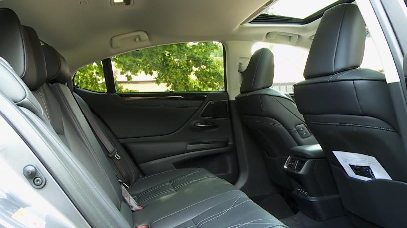 3817350 300h 2.5 Premium 4dr CVT