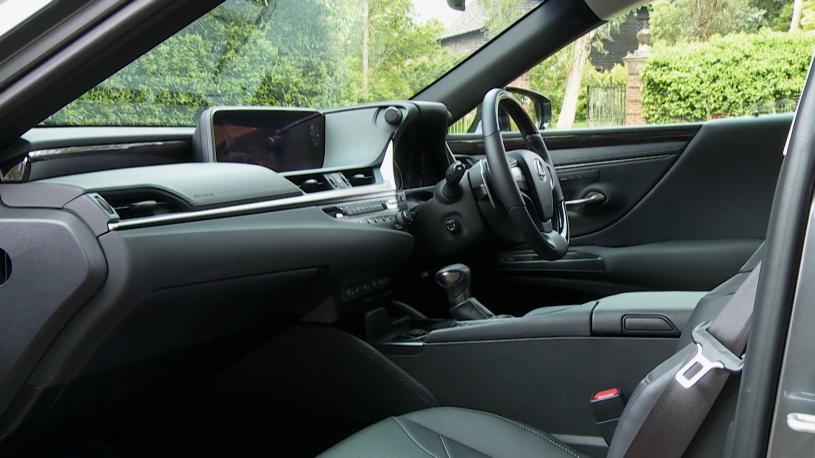 3817351 300h 2.5 Premium Plus 4dr CVT