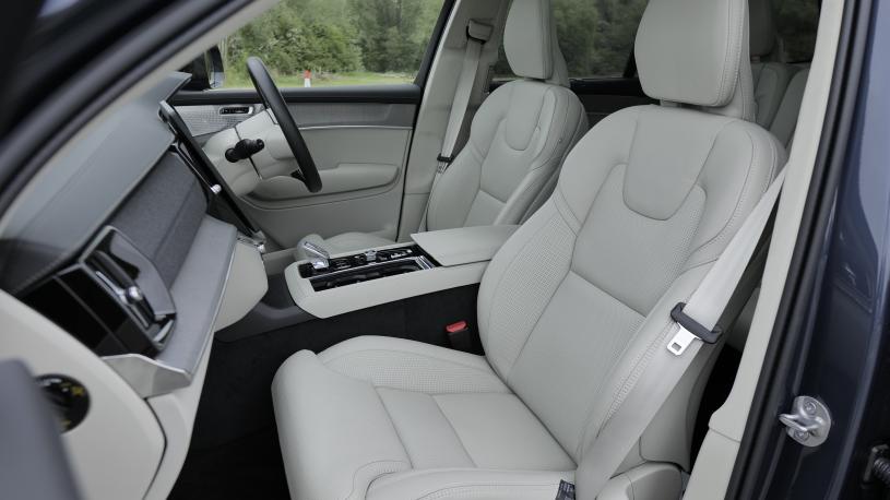 3979146 2.0 T8 PHEV Plus Edition Dark 5dr AWD Geartronic