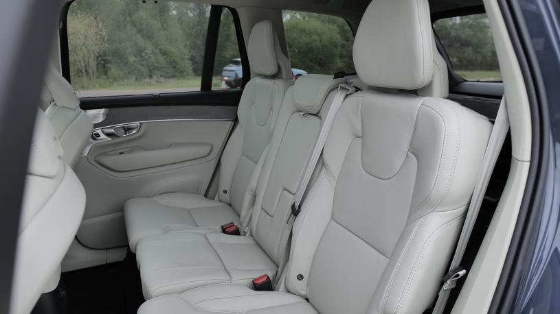 3884102 2.0 T8 PHEV Plus Dark 5dr AWD Geartronic