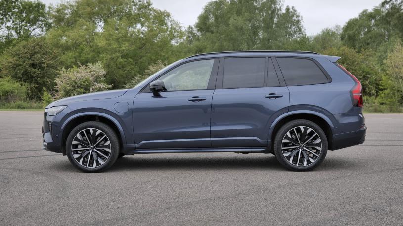 3947238 2.0 T8 PHEV Plus Pro Dark 5dr AWD Geartronic