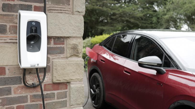 3979168 210kW Essential Pro 77kWh 5dr Auto