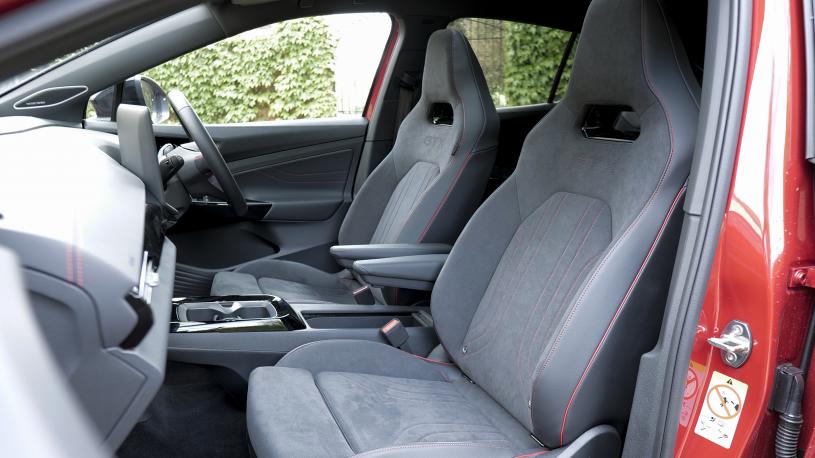 3979168 210kW Essential Pro 77kWh 5dr Auto